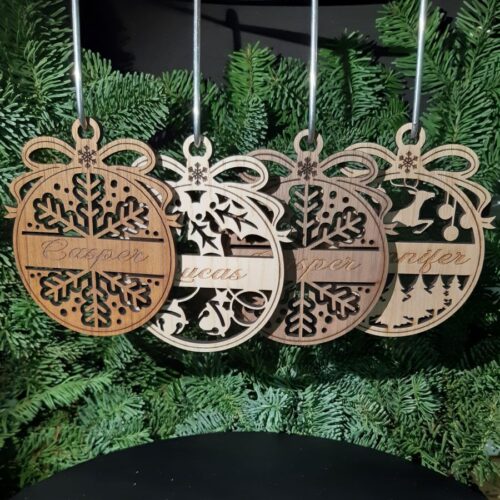 Julekugle i træ med graveret navn